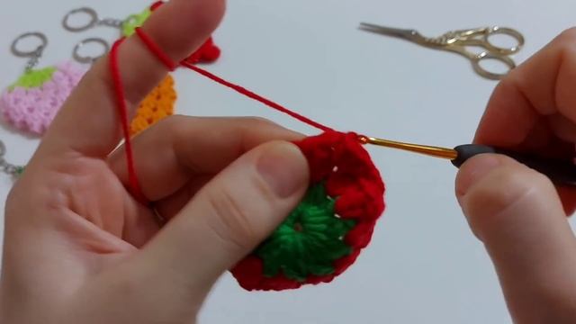 Tığ işi çilek anahtarlık yapımı - amigurumi anahtarlık - örgü anahtarlık - örgü modelleri~ subtitle