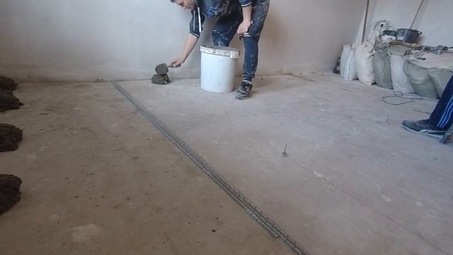 Цементно-песчаная стяжка пола , как мы это делали.Cement-sand floor screed, how we did it.