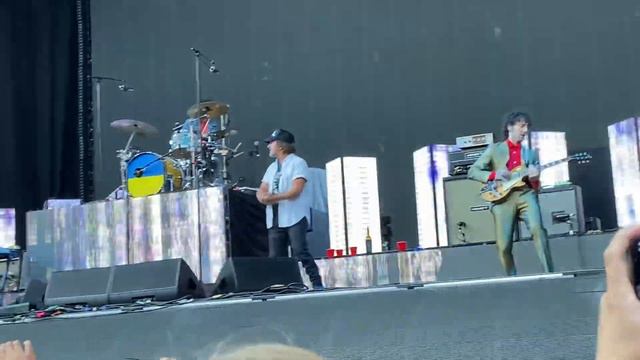 Eddie Vedder surprise appearance at the Strokes T-Mobile Park August 3 2022 “Juicebox” смотреть онлайн