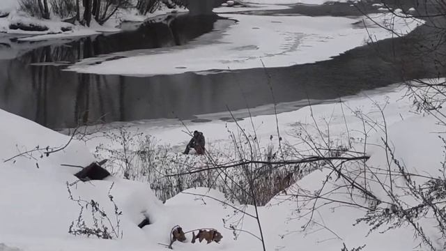 Человек рыбачит на реке. смотреть онлайн
