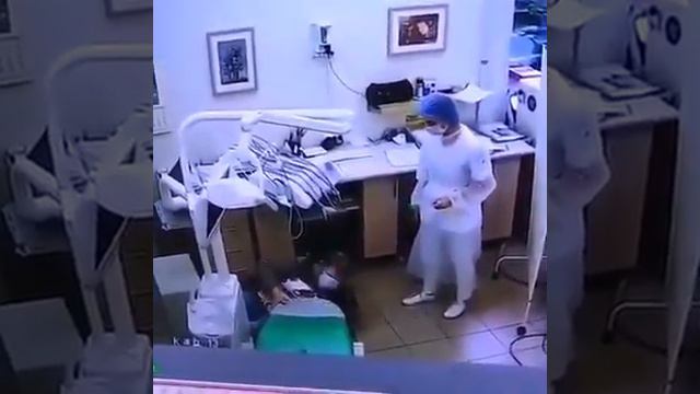 Регулярно навідуйте стоматолога, щоб не забути, як правильно сідати у крісло 😉