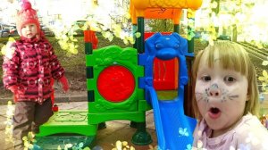 Настя Папа Полина и Матвей играют на детской площадке