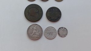 Найденные монеты в поле с металлоискателем.