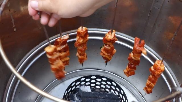 26元五花肉，腌制串起来，吊炉盖锅一烤，一串接着一接，实在是太香了#烧烤 #大口吃肉