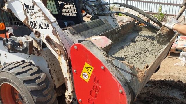 Bobcat concrete mixer. Бетономешалка  для  мини погрузчика . Bobcat. Заливка фундамента под забор.