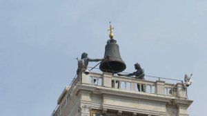 Бьют часы на башне в Венеции.За минуту до правильного времени бьет молодой.