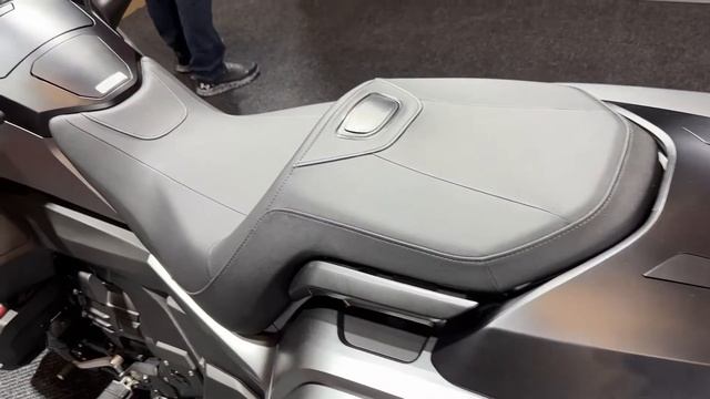 The Best Cruiser Bike ? 2023 Honda Gold Wing смотреть онлайн