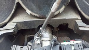 Как открутить два болта, если нужен ремонт или замена замка зажигания. Honda fit GD-3 2006