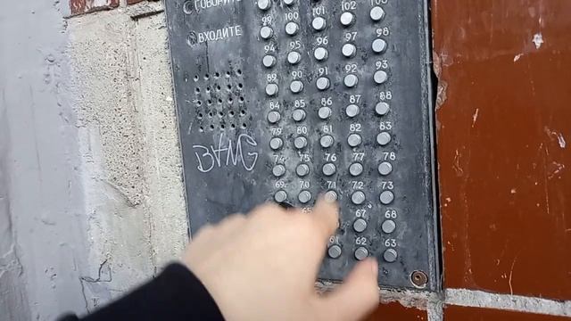 Древний сломанный домофон ЭЛЬТОН и относительно современный рабочий домофон  VIZIT БВД-311 рядом.