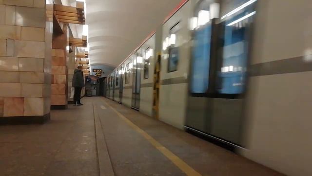 Отправление поезда метро 81-725.1/726.1/727.1 со станции метро Гражданский Проспект. смотреть онлайн