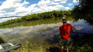 Сазаны уносят снасти и рвут оснастки.Ловля на спиннинг с лодки. 2 серия