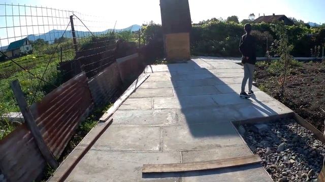 Бетонирование двора частного дома и дорожек в саду