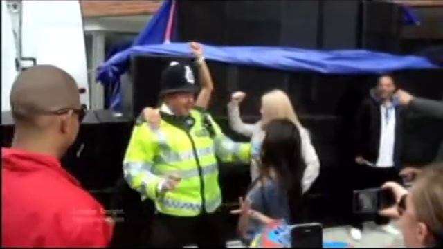 Police Officer dances (skanking) in the Notting Hill Carnival смотреть онлайн