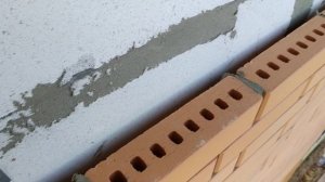Перевязка облицовочного кирпича и существующей стены из газоблока.