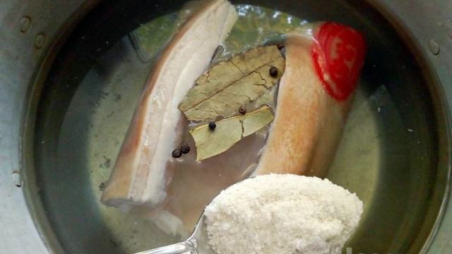 Рулет из тонкого сала с морковью по-корейски