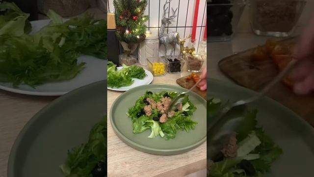 Салат Инсалатона на праздничный стол. С тунцом кукурузой яйцом маслинами и зеленью #еда #рецепты