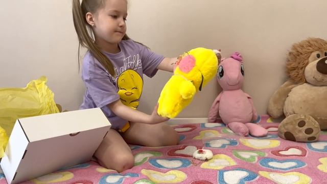 Уточка ЛаЛаФанФан? Алиса-зайчик забрала долгожданную посылку! Распаковка игрушки lalafanfan Duck смотреть онлайн