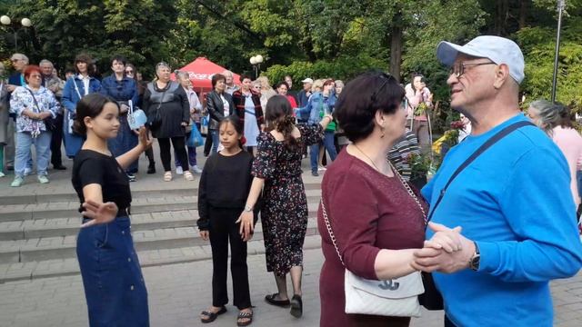 04.06.2023год.Танцы в Гомельском парке. смотреть онлайн