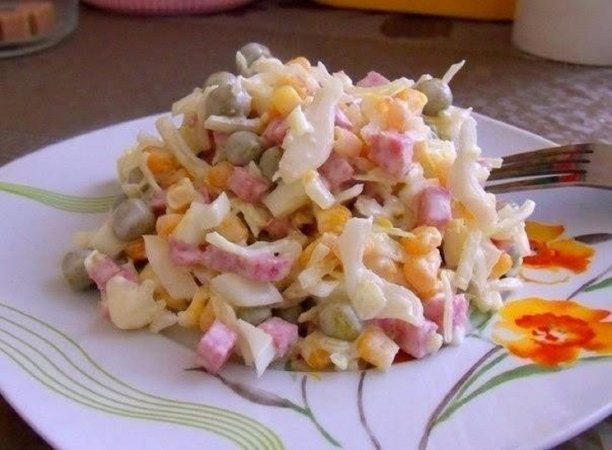 Весенний салат с капустой, огурцом и помидором.