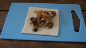 Пирожки из слоеного теста с грибами и курицей