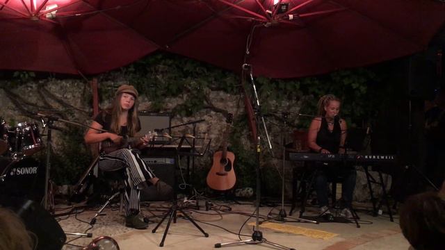 Sigrid op de ukulele tijdens Open podium camping Frankrijk, Cover "Riptide" van Vance Joy смотреть онлайн