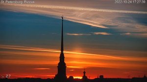 Петропавловский собор и небо в виде флага России сняла супервидовая веб-камера Санкт-Петербурга