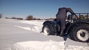 Вездеход Литл по очень глубокому снегу.