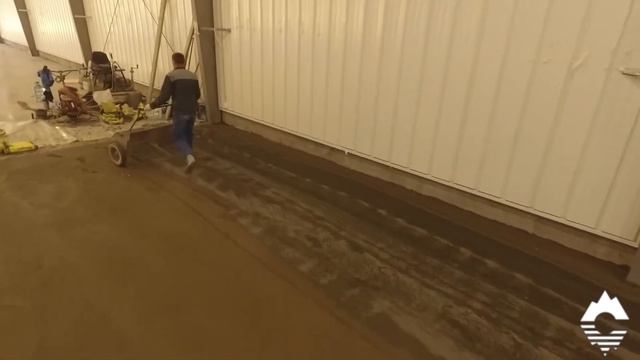 Устройство бетонного пола с упрочненным верхним слоем