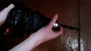 Видео: Как вставить простое сверло в дрель?