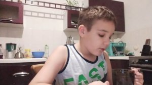 Эксперимент, в воду добавить мел и масло.Рубрика Эксперимент.