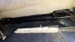Опускание спинки заднего сиденья при установленных кронштейнах isofix.