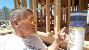 Начало монтажа ветро- влагозащитной плёнки на фасады каркасного дома