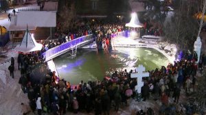 Верующие по всей России в честь праздника Крещения окунаются в специальные проруби - иордани