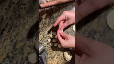 Процесс лепки пельменей