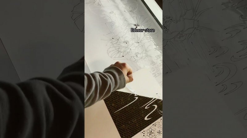 Трафареты из пластика толщиной 0,25 мм. Подходят для работы с красками  на стенах, мебели, тканях.