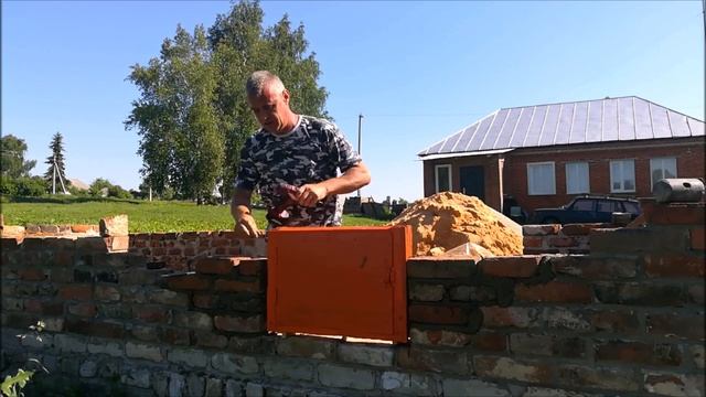 установка дверцы для выхода кур из курятника часть 2 смотреть онлайн