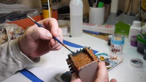 Дом с соломенной крышей для диорамы из пенопласта.