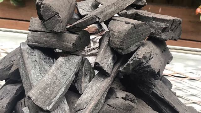 BBQ - How to start up charcoal with newspaper and a bottle смотреть онлайн