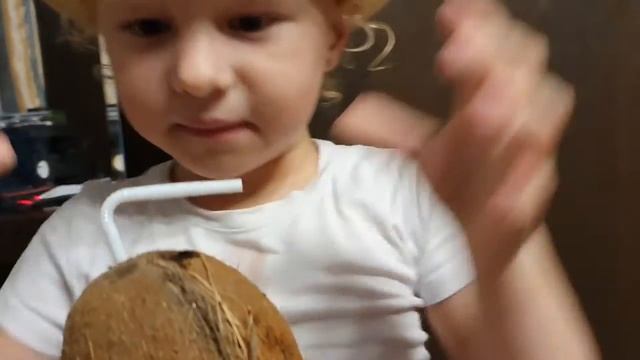 Вика пьет кокосовое молочко трубочкой из кокоса/как на море ковбой смотреть онлайн