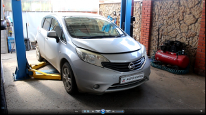 Замена втулок и стоек переднего стабилизатора на Ниссан Ноут 1,2 Nissan Note 2014 года