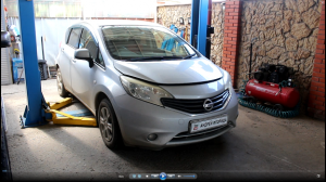 Замена втулок и стоек переднего стабилизатора на Ниссан Ноут 1,2  Nissan Note  2014 года