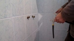 Установка смесителя в ванной
