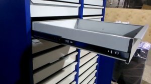 Шкаф инструментальный с двадцатью ящиками