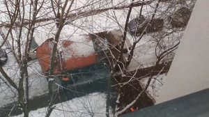 Новогодний мусоровоз убирает мусор возле дома. 31 декабря с мусоровозом.