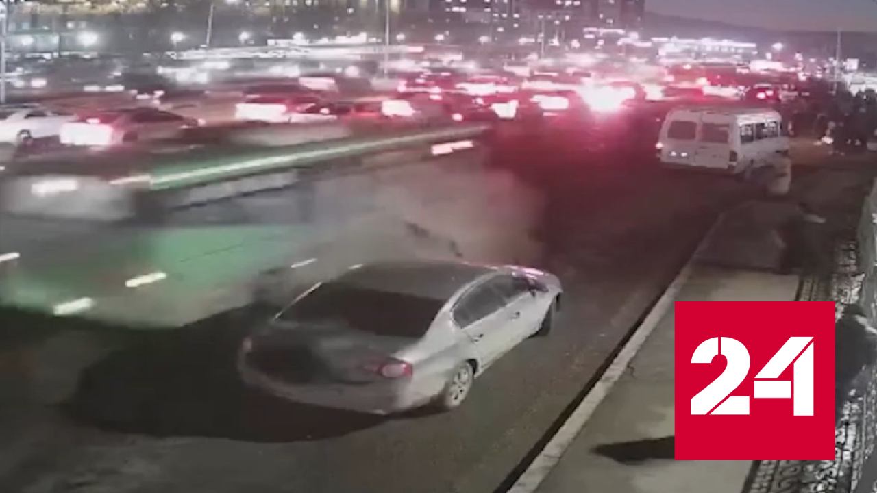 Момент наезда автобуса на людей в Алма-Ате попал на видео - Россия 24