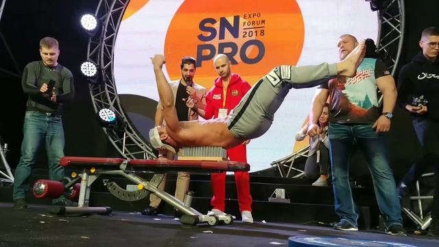 Мировой рекорд "Удержание флага дракона лежа на гвоздях" смотреть онлайн