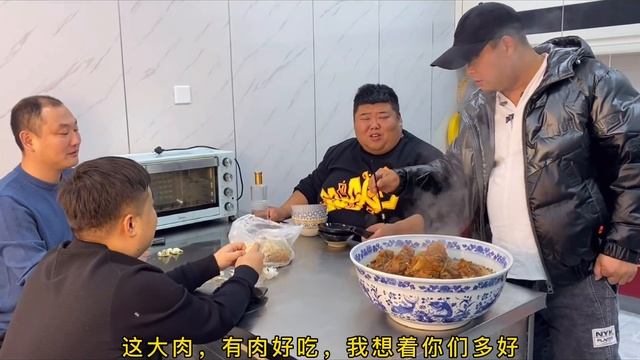 300元买20斤大棒骨，胖哥给朋友做酱大骨，吃着骨头喝着酒，爽！【胖猴仔】 смотреть онлайн