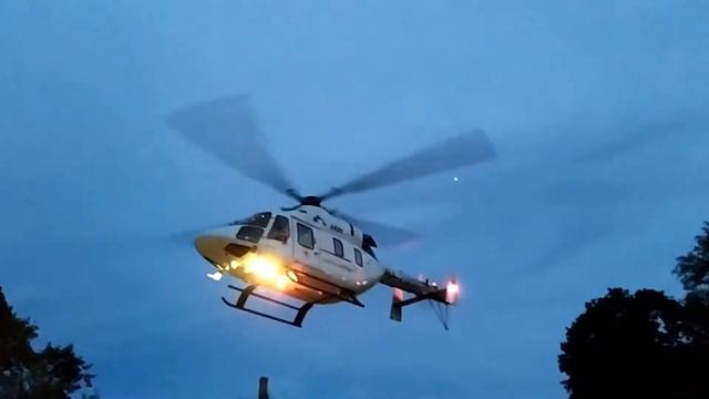 Вечерний взлет псковского медицинского вертолета и эффектный поворот прямо надо мной. смотреть онлайн