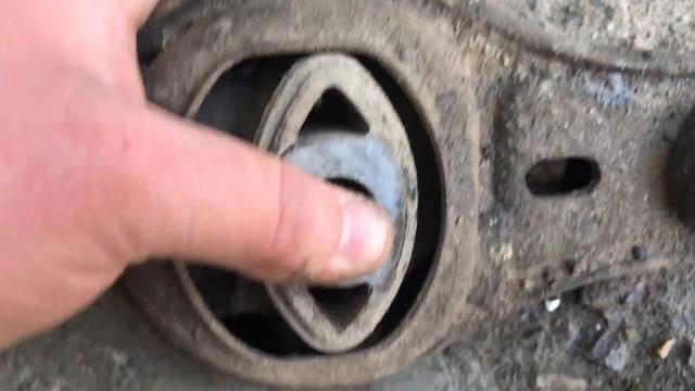 Рено Трафик 2.5 dci замена нижней опоры двигателя! Vivaro. Trafic. Praimastar engine mount change.