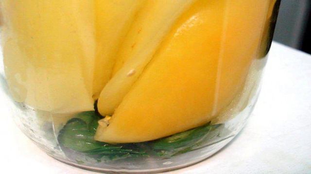 Перец маринованный сельдереем и чесноком